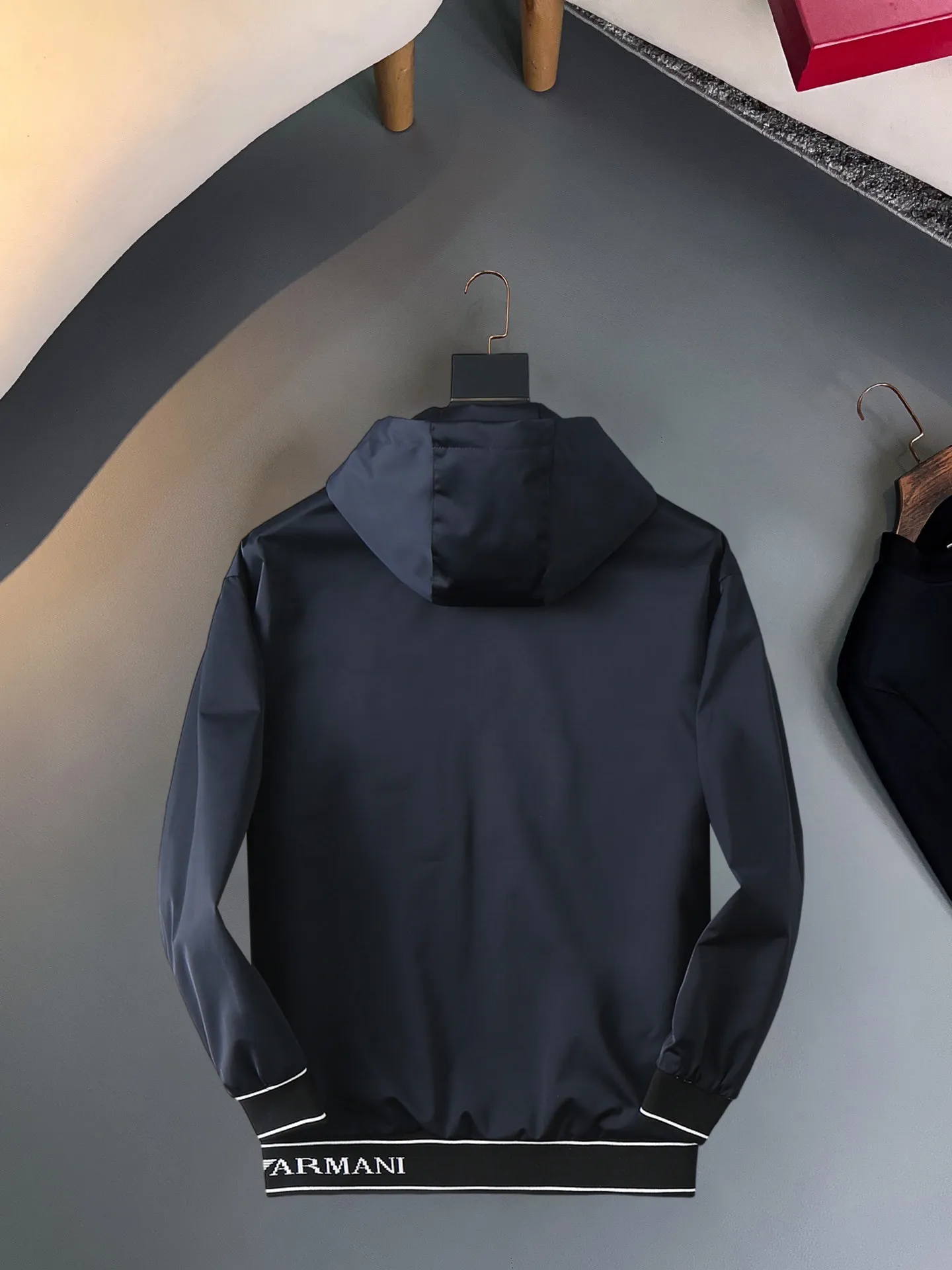 Armani official website Same Style, complete with three labels, on sale in advance. 2026 Autumn and Winter New Arrival men's jacket, Original with complete three labels, Premium version. Custom-made fabrics at the counter. Breathable, high comfort, impeccable details, brand element design concept, reflecting high quality. It feels delicate and soft, presents a casual cut, and has a great upper body shape. Sizes: M～3XL,